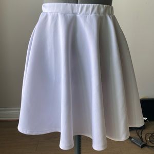 🦖 White skater skirt 3/$25